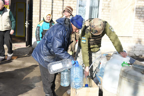 シベルスクで給水する人たち（武馬怜子氏撮影）