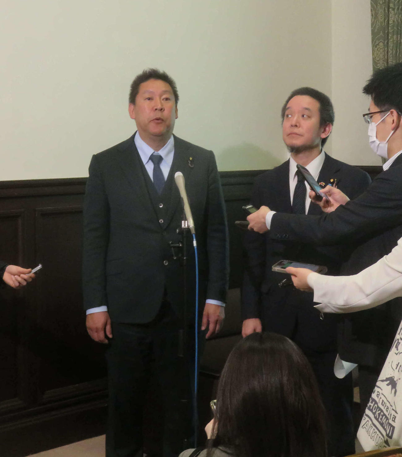 NHK党の立花孝志党首（左）は参院本会議後に浜田聡参院議員と会見し、ガーシー氏帰国のシナリオを明らかにした（撮影・大上悟）