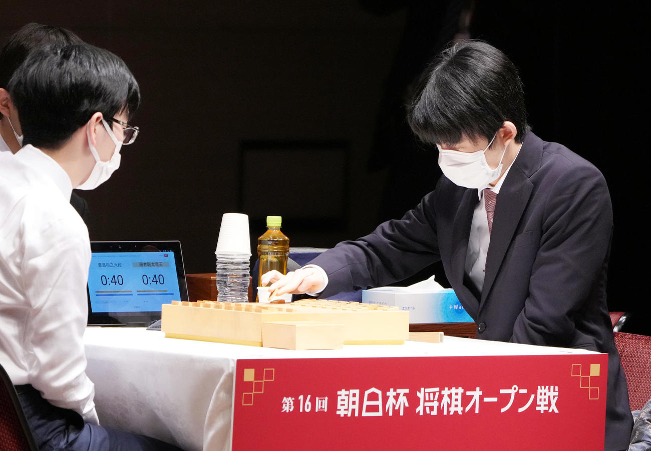 朝日杯準決勝で豊島九段（左）と対局する藤井竜王（撮影・狩俣裕三）