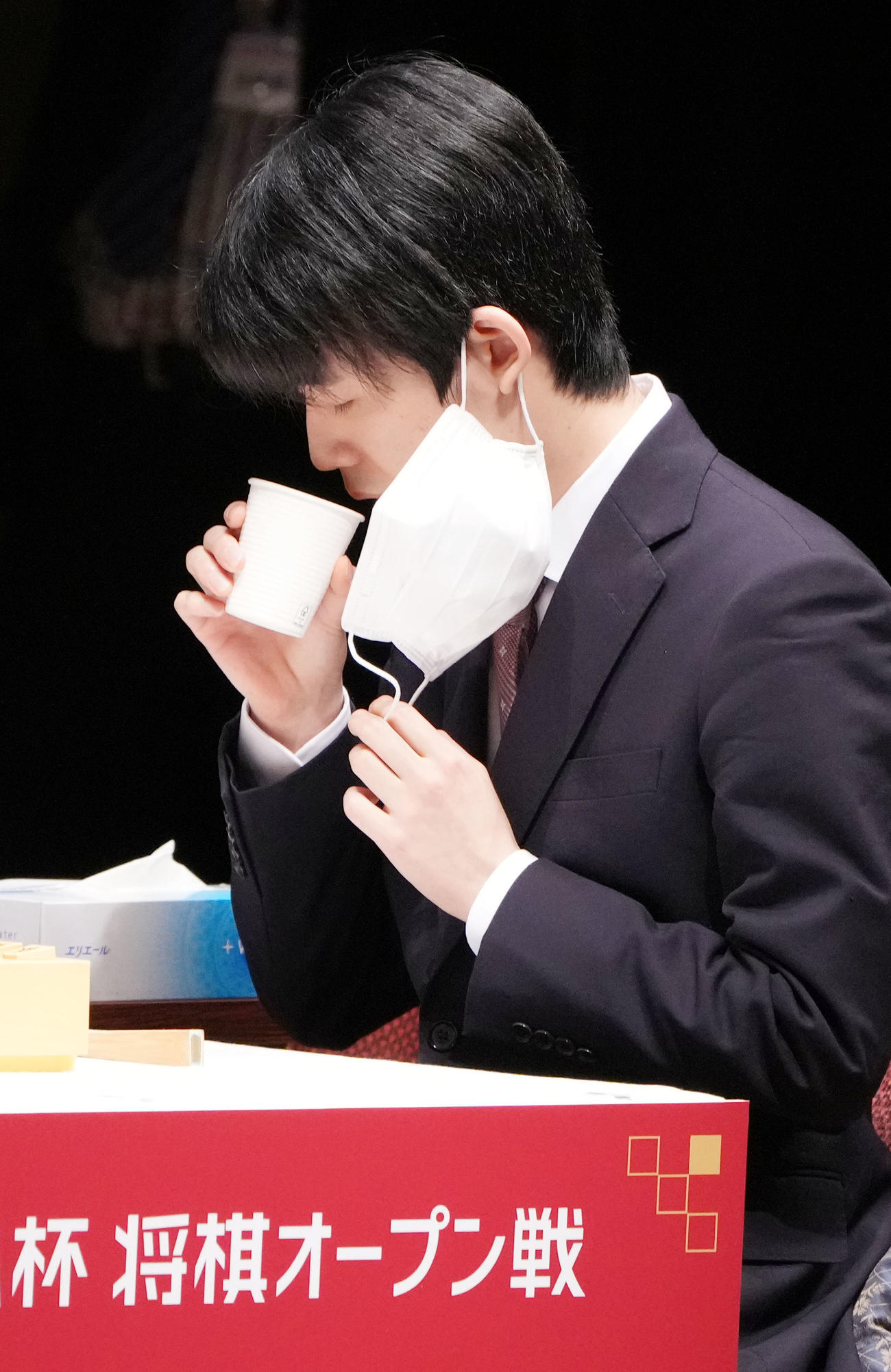 朝日杯準決勝　豊島九段との対局前に、お茶を飲む藤井竜王（撮影・狩俣裕三）