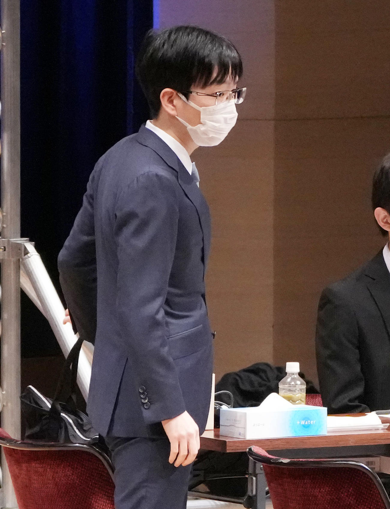 朝日杯準決勝で藤井竜王と対局する豊島九段（撮影・狩俣裕三）