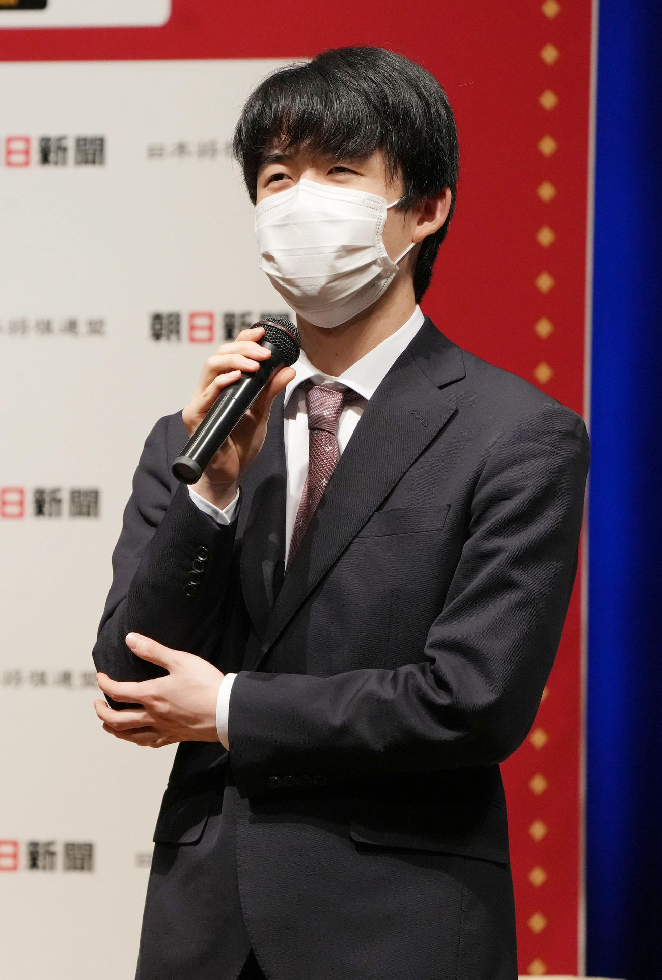 朝日杯準決勝　決勝進出を果たし、対局を振り返る藤井竜王（撮影・狩俣裕三）
