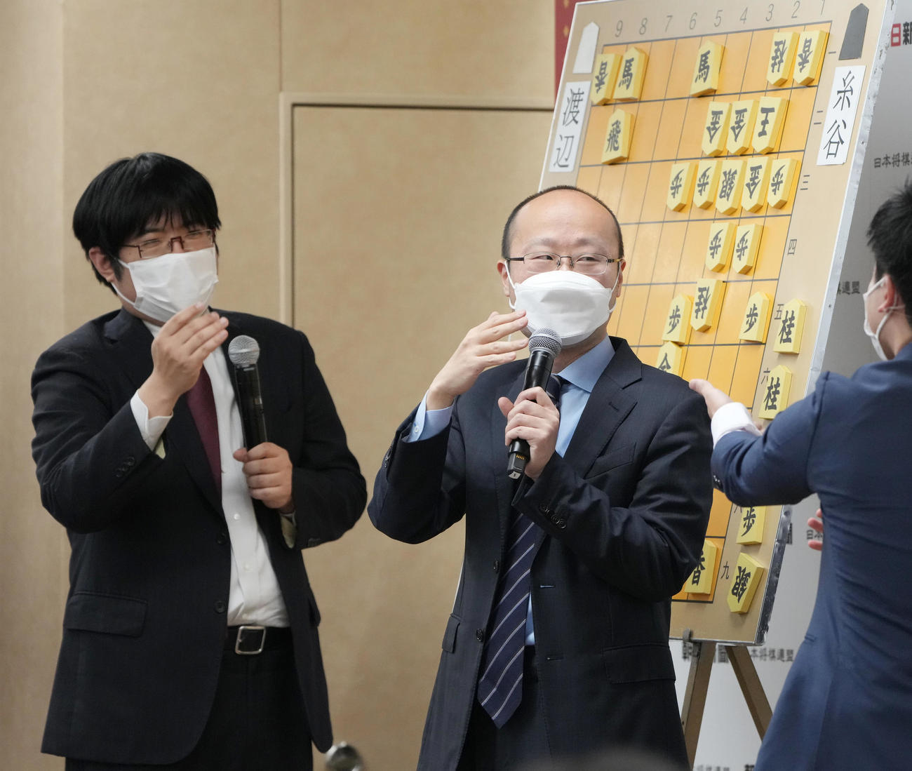朝日杯準決勝　決勝進出を果たし、糸谷八段（左）と感想戦を行う渡辺名人（撮影・狩俣裕三）