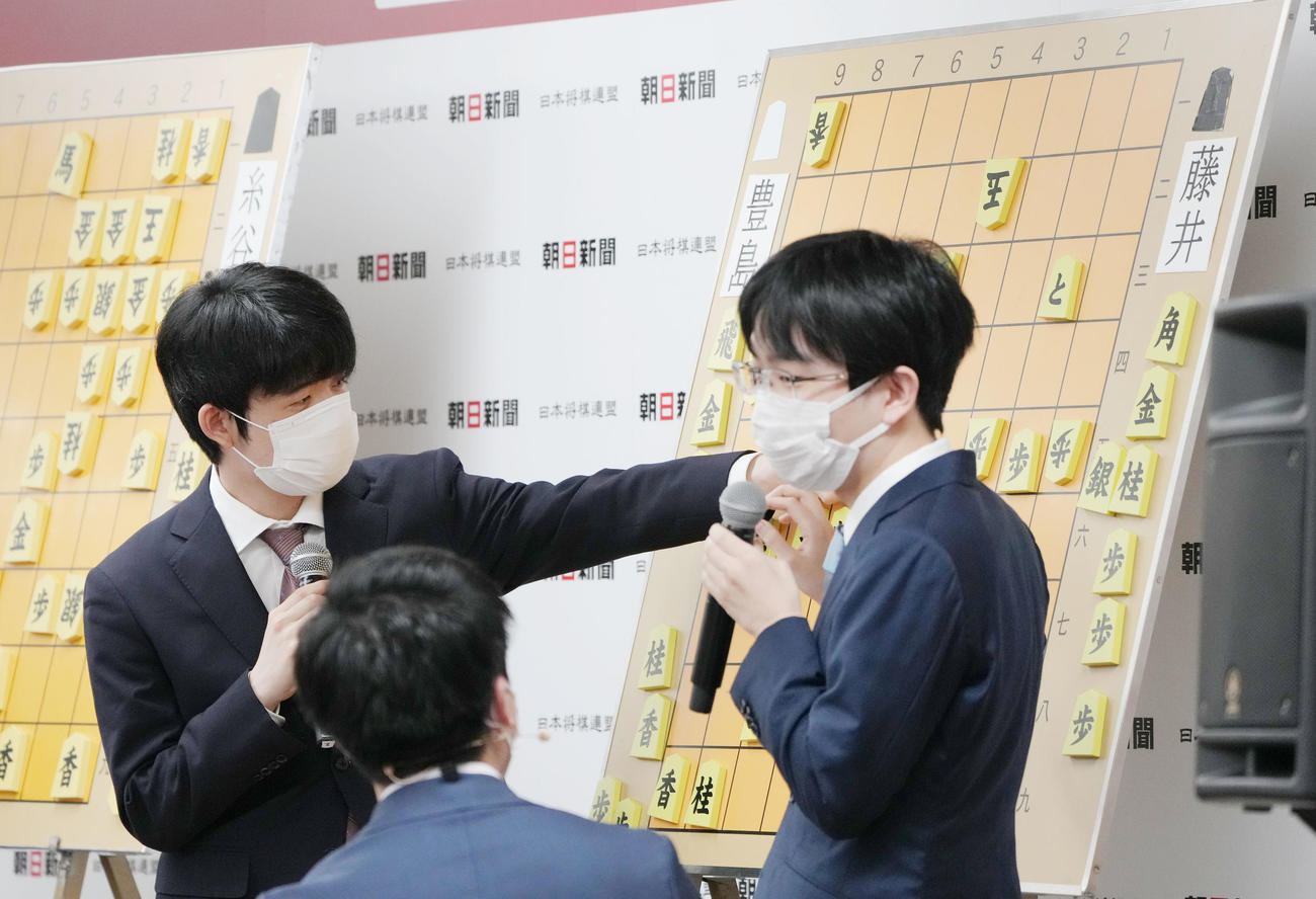 朝日杯準決勝　決勝進出を果たし、豊島九段（右）と感想戦を行う藤井竜王（撮影・狩俣裕三）