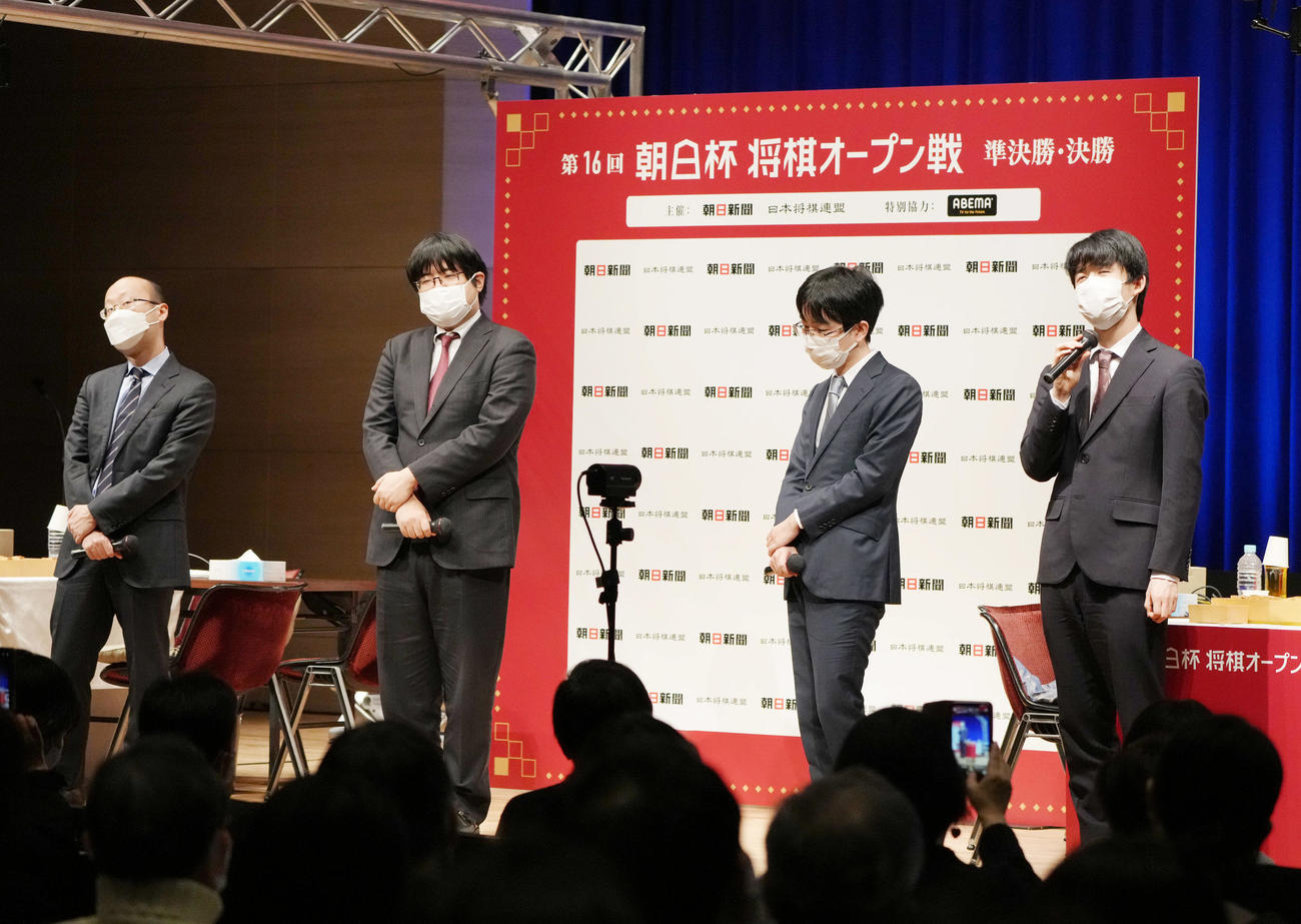 朝日杯準決勝　決勝進出を果たし、対局を振り返る藤井竜王（右端）。左から渡辺名人、糸谷八段、豊島九段（撮影・狩俣裕三）