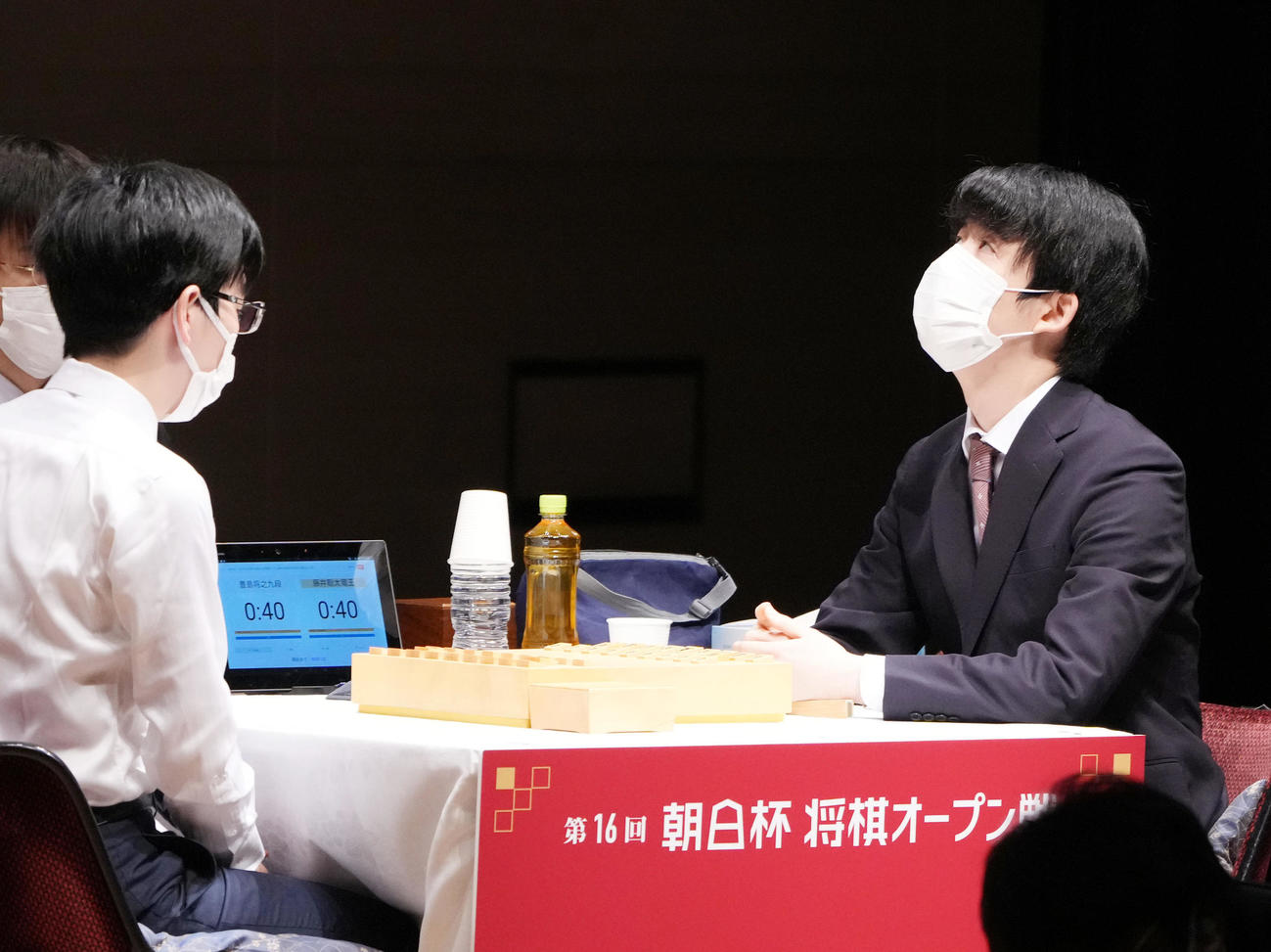 朝日杯準決勝　豊島九段との対局前に、天井を見つめる藤井竜王（撮影・狩俣裕三）