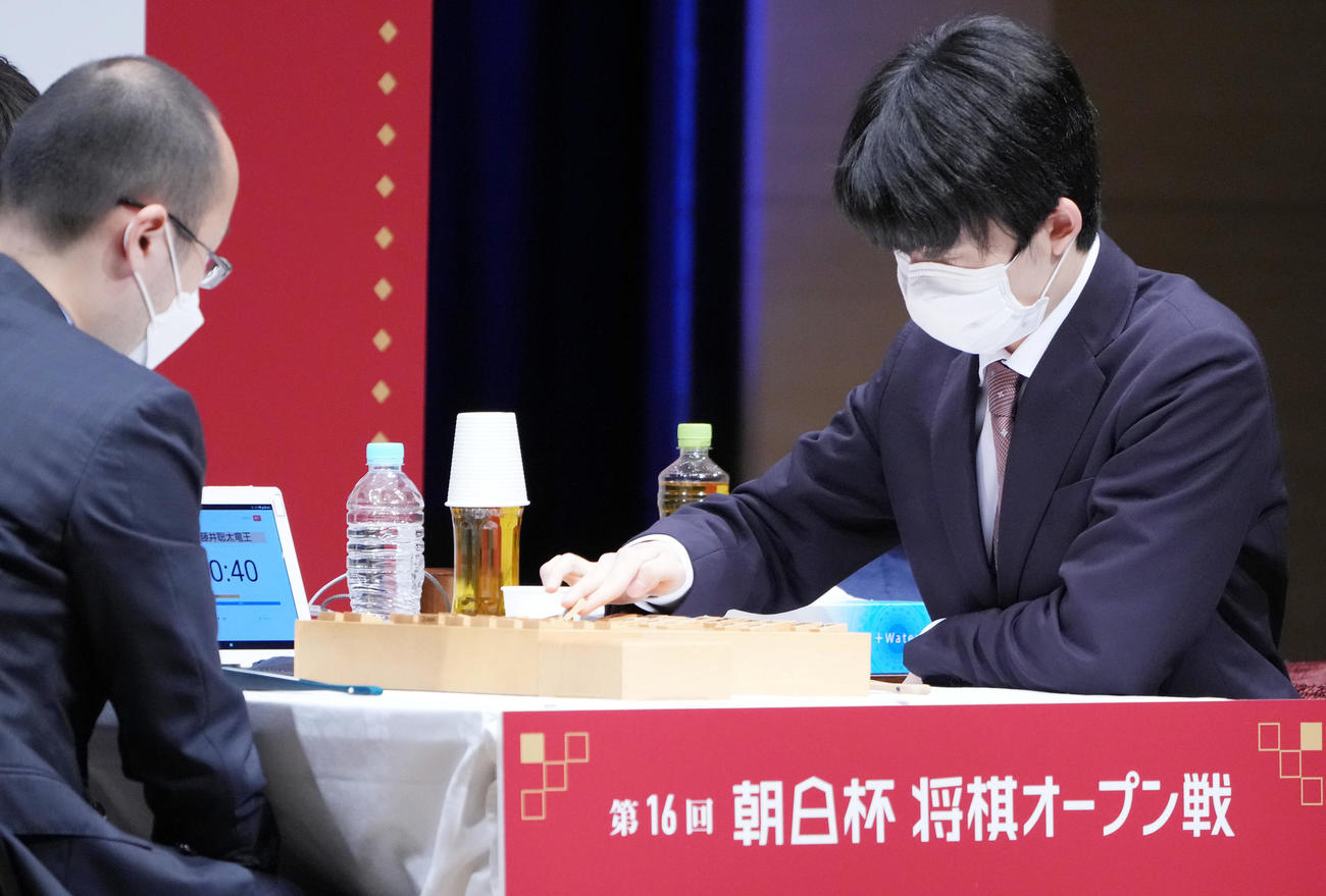 朝日杯決勝で渡辺名人（左）と対局する藤井竜王（撮影・狩俣裕三）