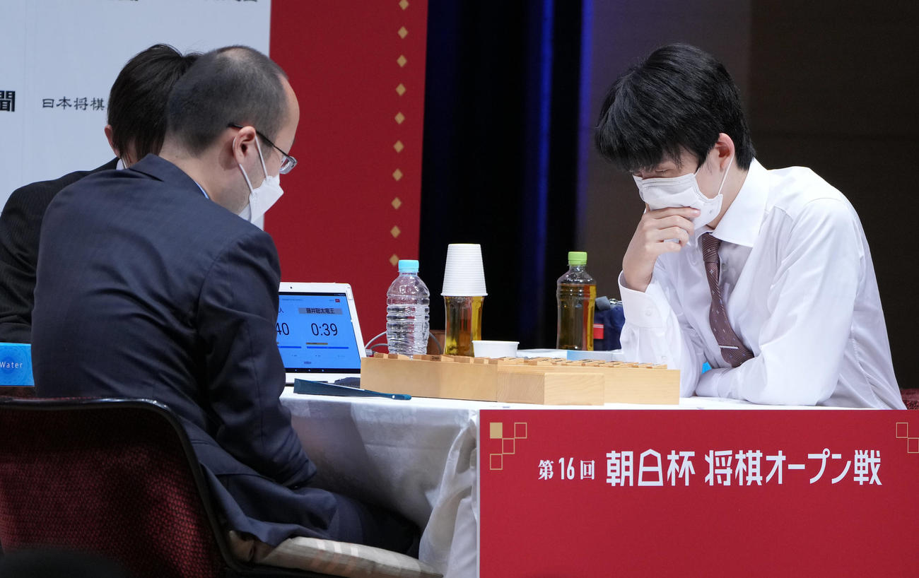 渡辺名人（左）との朝日杯決勝で熟考する藤井竜王（撮影・狩俣裕三）
