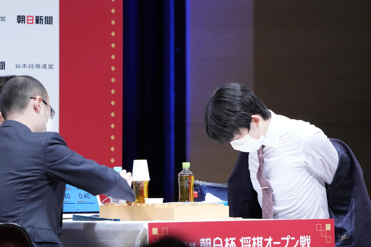 渡辺名人（左）との朝日杯決勝で、開始早々に上着を脱ぐ藤井竜王（撮影・狩俣裕三）