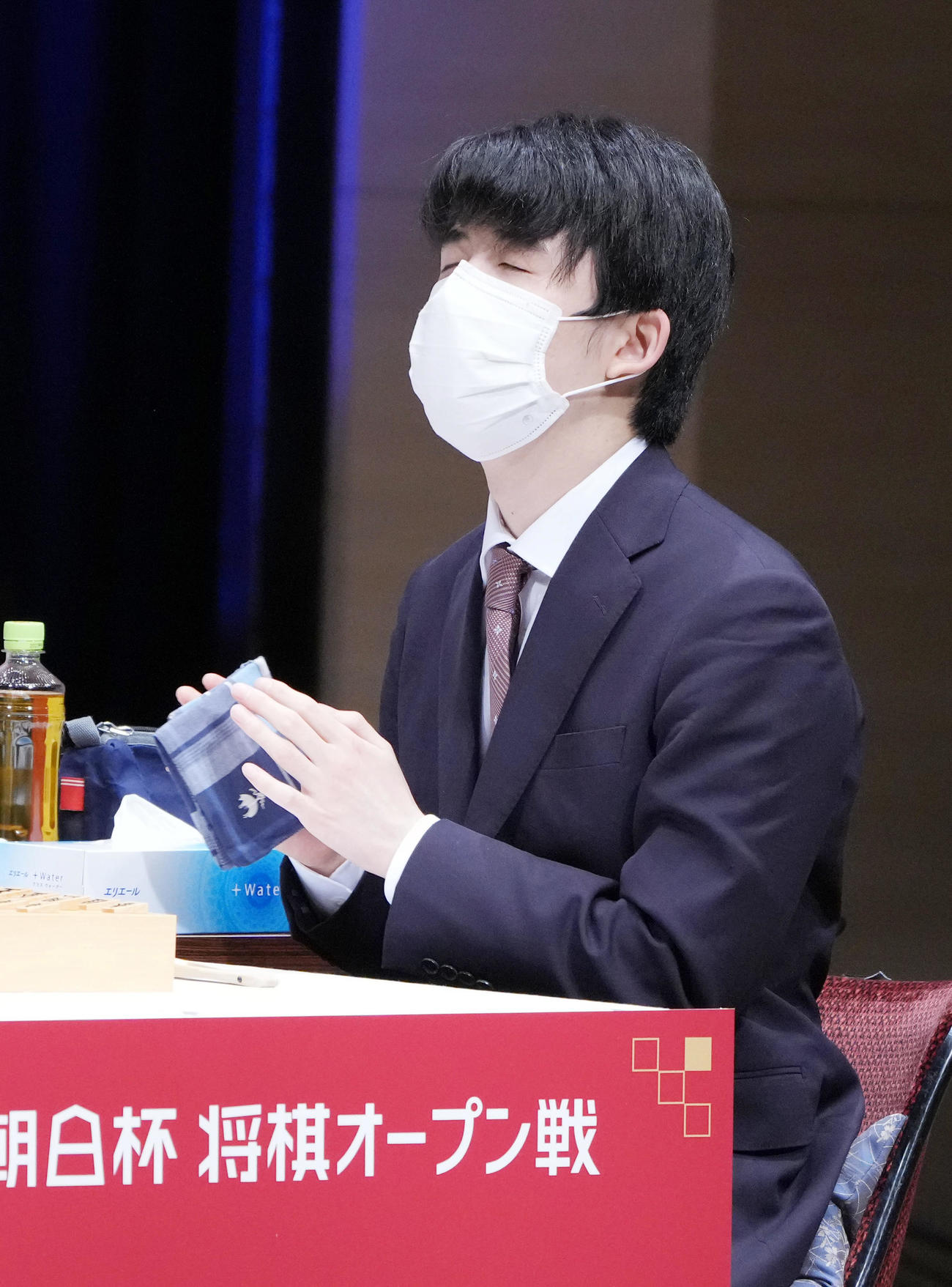 渡辺名人との朝日杯決勝前、ハンカチで手を拭く藤井竜王（撮影・狩俣裕三）