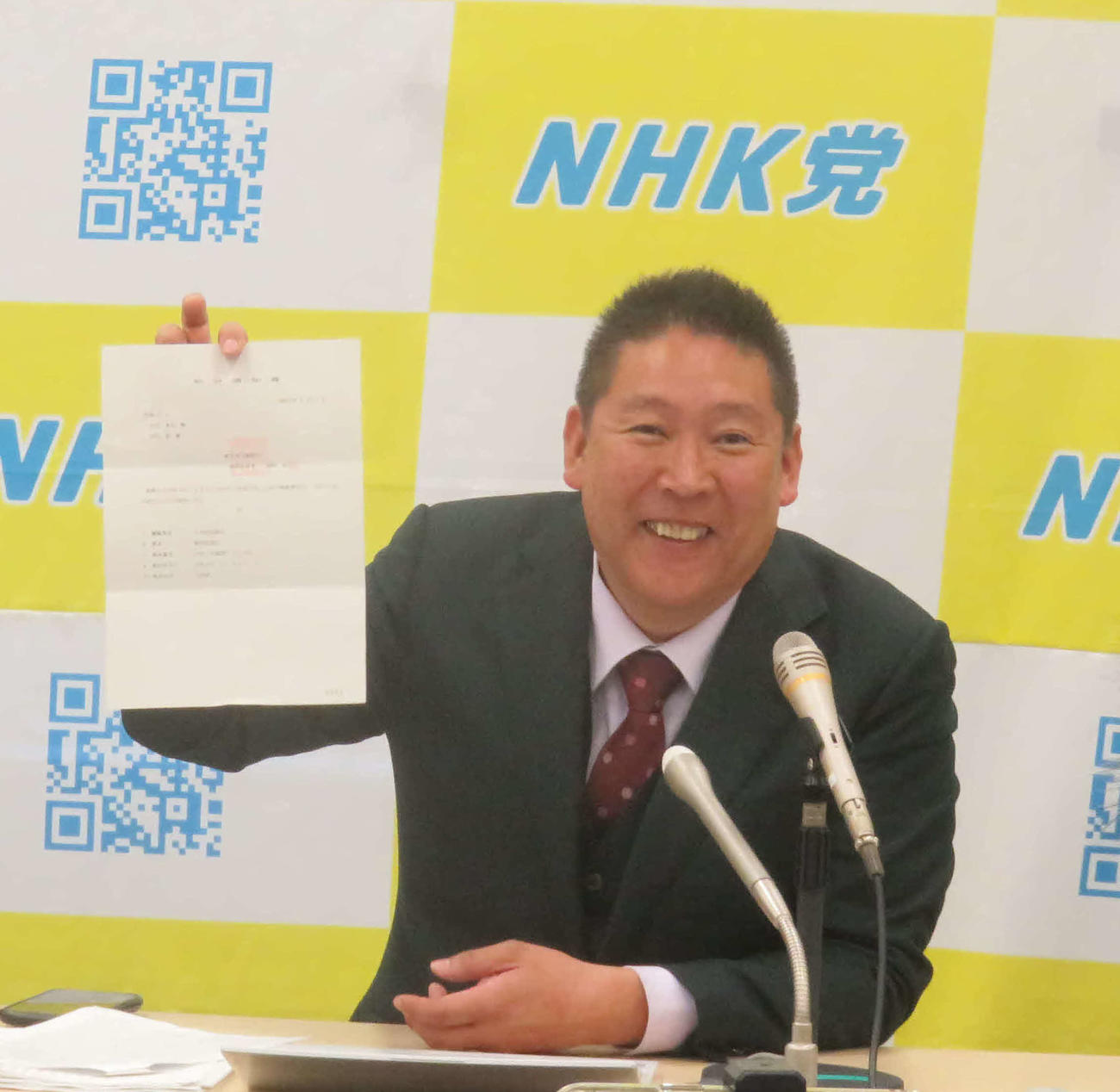 NHK党の立花孝志党首はNHKに対する告発が不起訴となった通知書を手にガーシー氏のサプライズ帰国プランを明らかにした（撮影・大上悟）