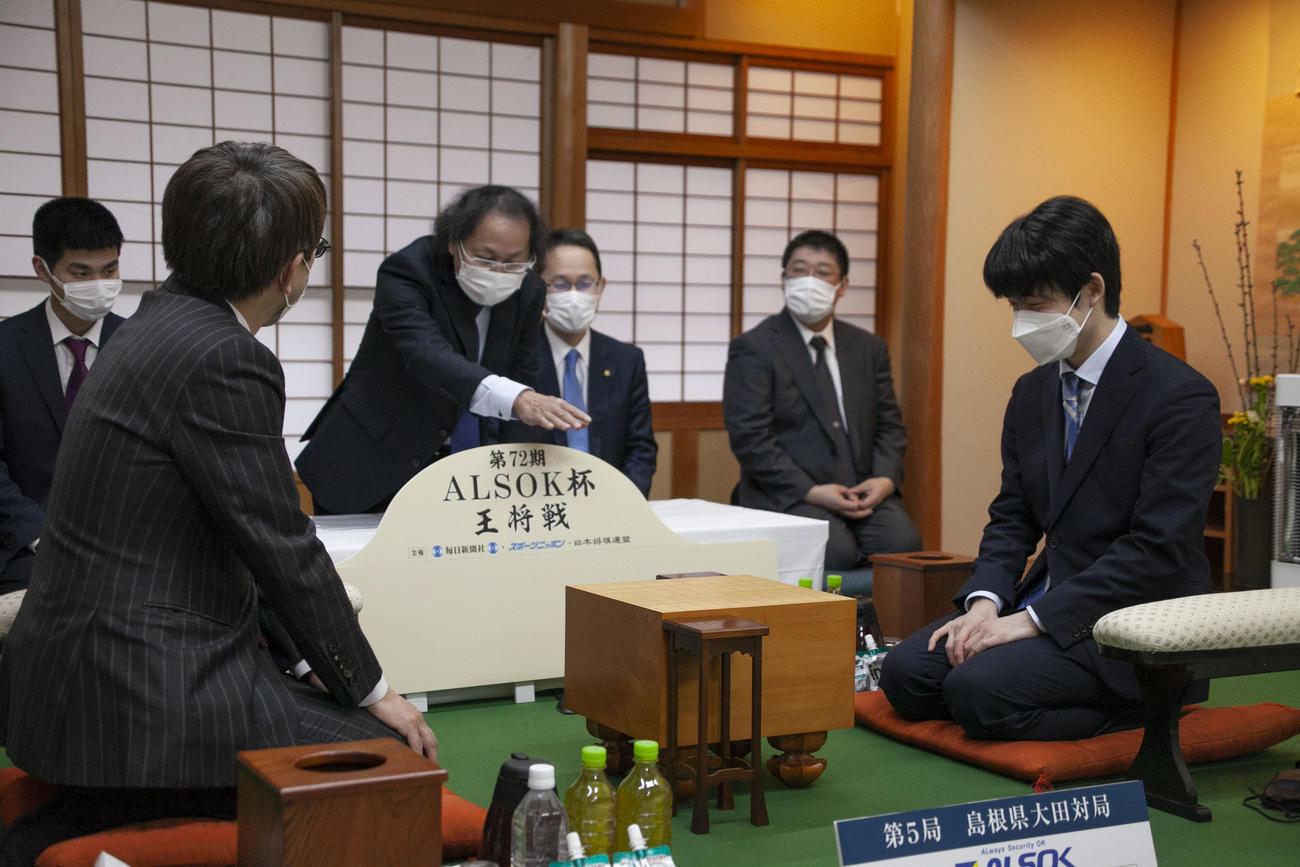 第72期ALSOK杯王将戦7番勝負第5局の前日検分を行った藤井聡太王将（右）と羽生善治九段（日本将棋連盟提供）