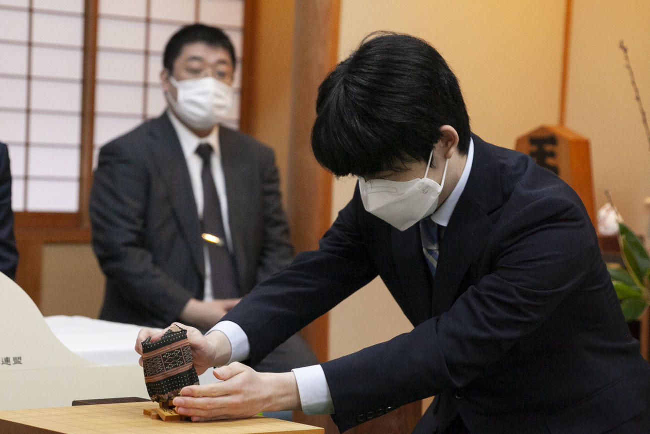 前日検分を行った藤井聡太王将（日本将棋連盟提供）