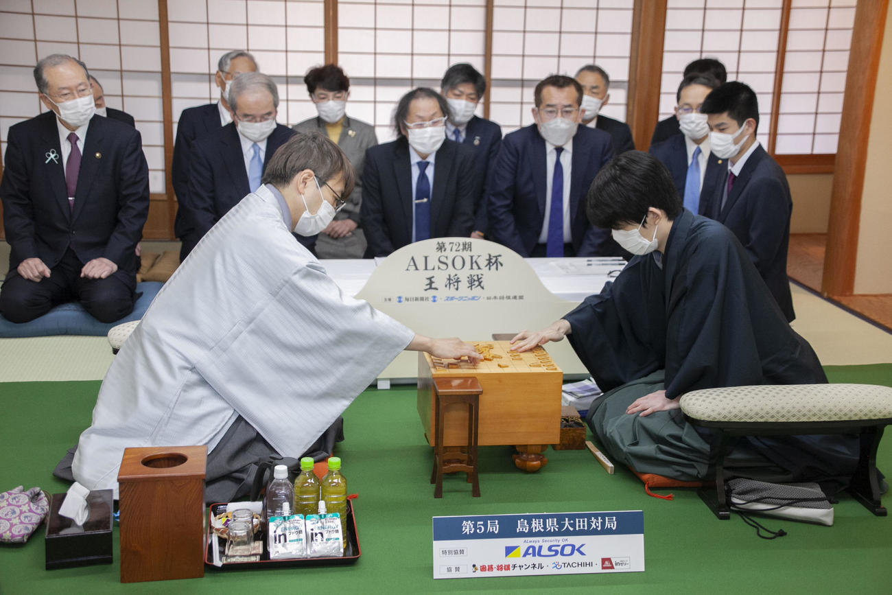 第72期ALSOK杯王将戦7番勝負第5局に臨んだ藤井聡太王将（右）、羽生善治九段（日本将棋連盟提供）