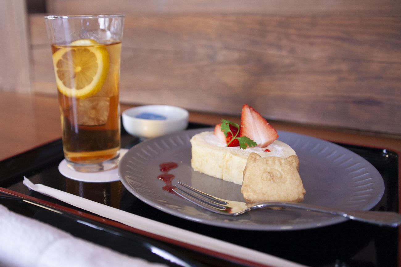 藤井聡太王将が午後のおやつに注文した「米粉ロールケーキ＆藻塩クッキー」（日本将棋連盟提供）
