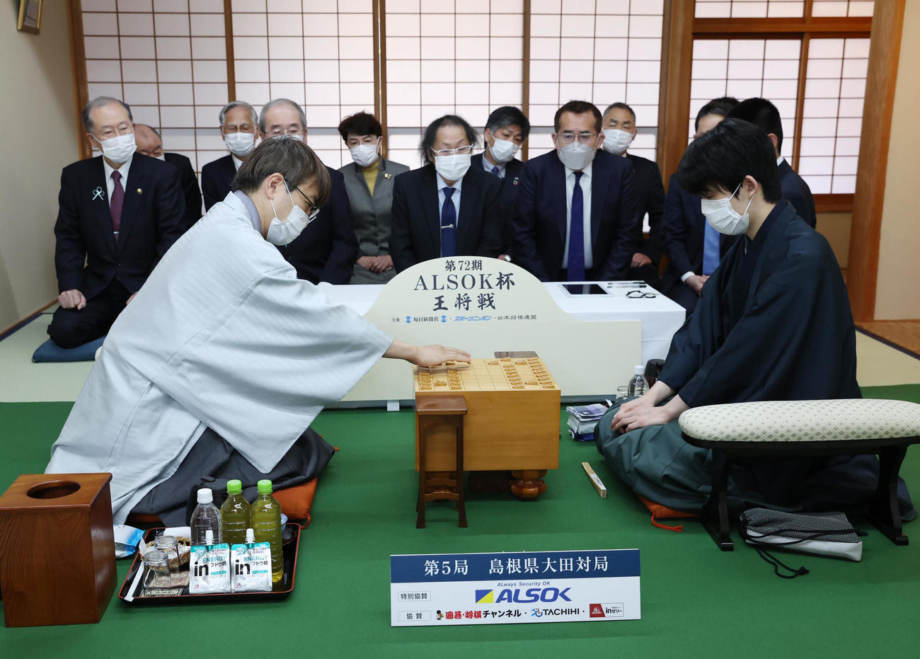 対局する藤井聡太王将（右）と羽生善治九段