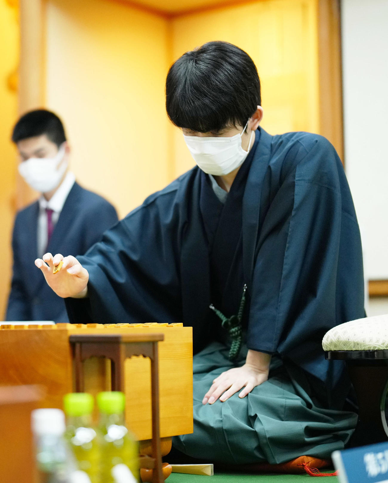 第72期王将戦第5局が始まり、初手を指す藤井聡太王将