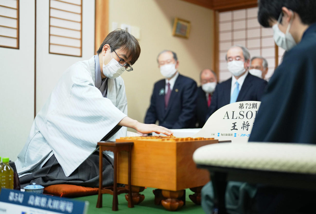 第72期王将戦第5局で、藤井聡太王将（手前右）に対し2手目を指す挑戦者の羽生善治九段