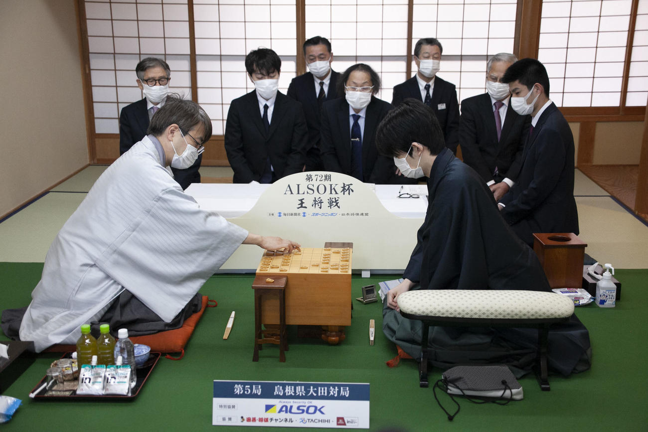 第72期ALSOK杯王将戦7番勝負第5局2日目に臨んだ藤井聡太王将（右）、羽生善治九段（日本将棋連盟提供）