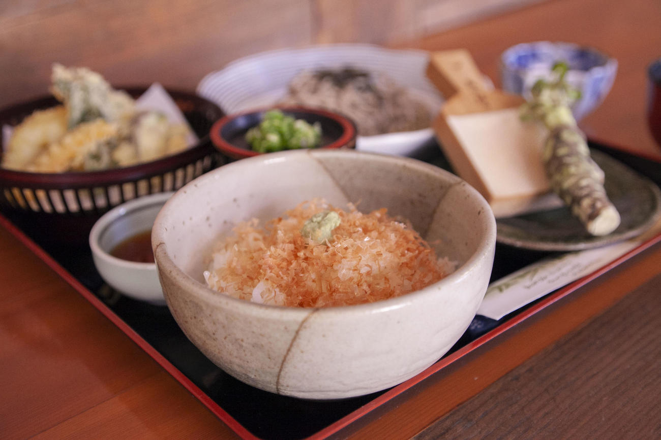 羽生善治九段が昼食に注文した「三瓶産コシヒカリわさび飯」（日本将棋連盟提供）