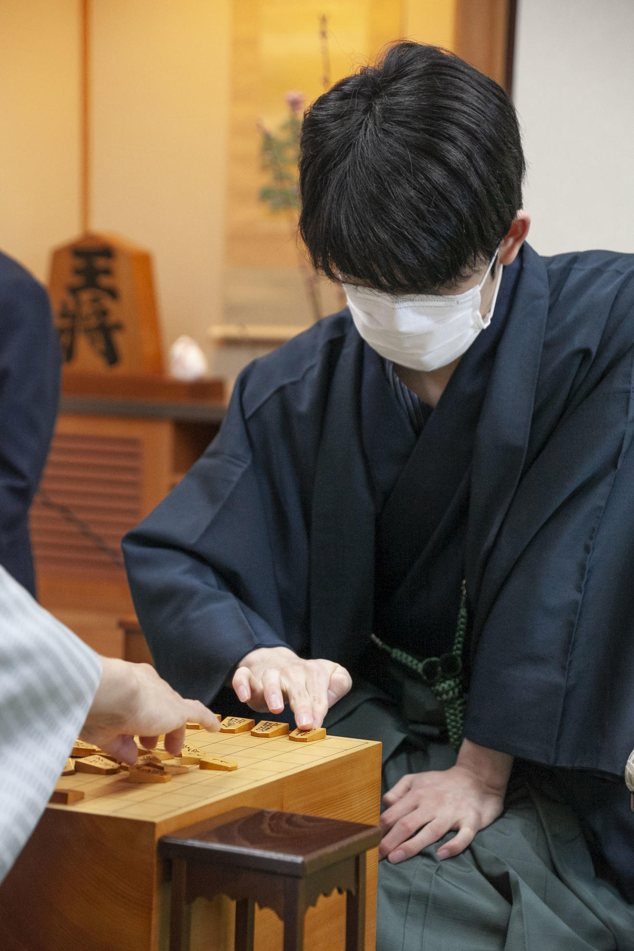 第72期ALSOK杯王将戦7番勝負第5局2日目に臨んだ藤井聡太王将（日本将棋連盟提供）