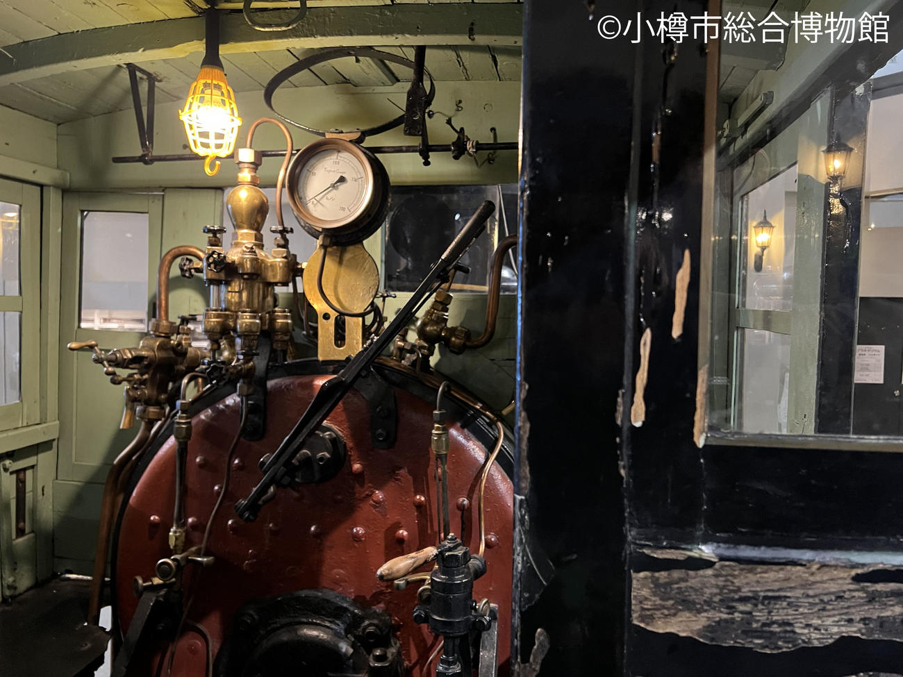 小樽市総合博物館に展示されている「しづか号」の運転席（撮影・佐藤翔太）