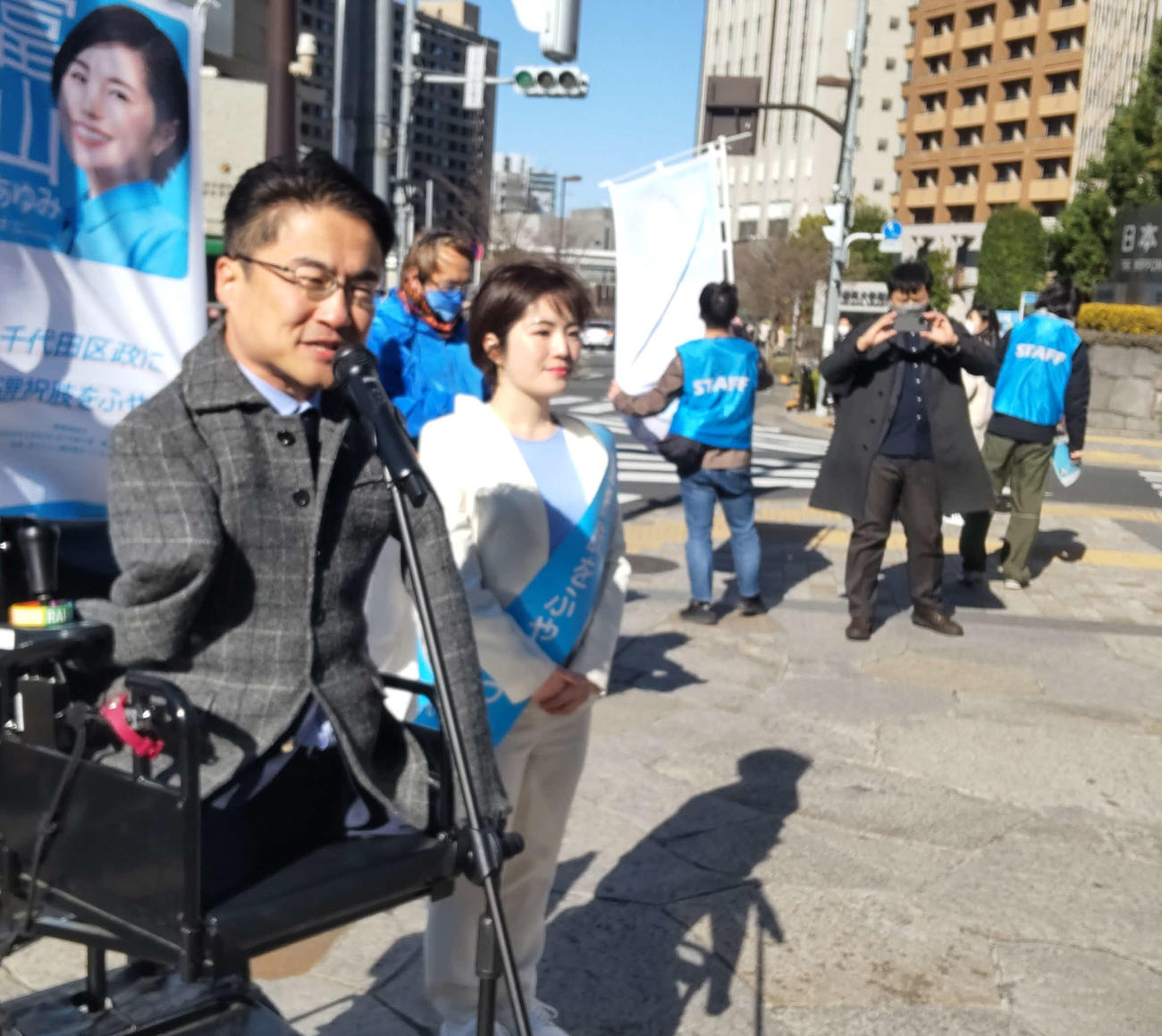 乙武洋匡氏の政治塾の塾生で、4月の統一地方選の千代田区議選に出馬を予定する富山葵弓さんが東京・飯田橋駅前で街頭演説を行った（撮影・寺沢卓）