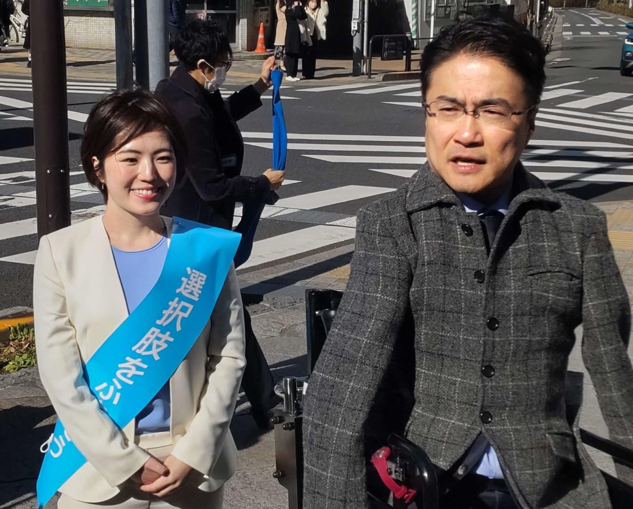 乙武洋匡氏の政治塾の塾生で、4月の統一地方選の千代田区議選に出馬を予定する富山葵弓さんが東京・飯田橋駅前で街頭演説を行った（撮影・寺沢卓）