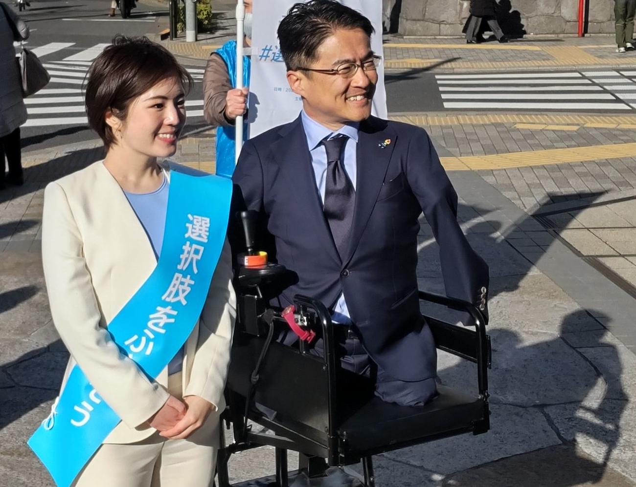 乙武洋匡氏の政治塾の塾生で、4月の統一地方選の千代田区議選に出馬を予定する富山葵弓さんが東京・飯田橋駅前で街頭演説を行った（撮影・寺沢卓）
