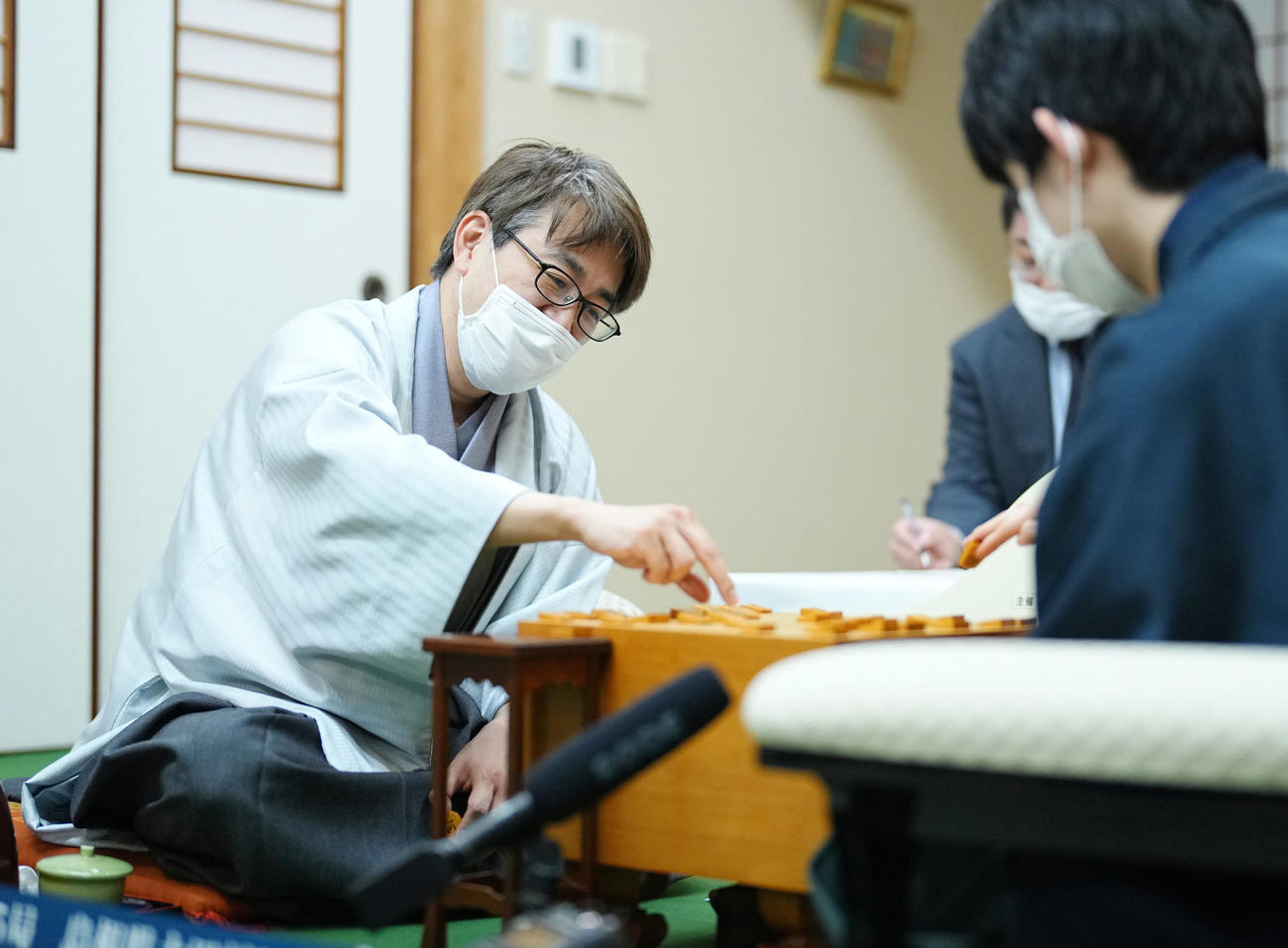 防衛に王手をかけた藤井聡太王将（右）と感想戦に臨む挑戦者の羽生善治九段（代表撮影）