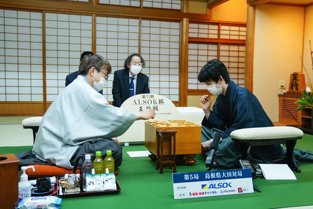 感想戦で対局を振り返る藤井聡太王将（右）と羽生善治九段（代表撮影）