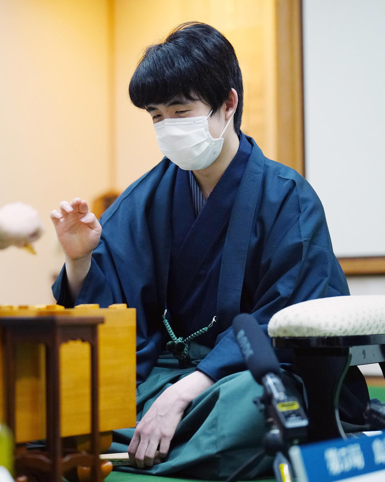 感想戦に臨む藤井聡太王将（代表撮影）