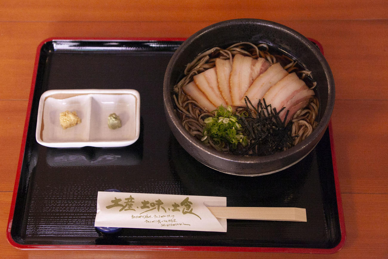 藤井聡太王将が昼食に注文した「おおち山くじら猪肉そば」（日本将棋連盟提供）