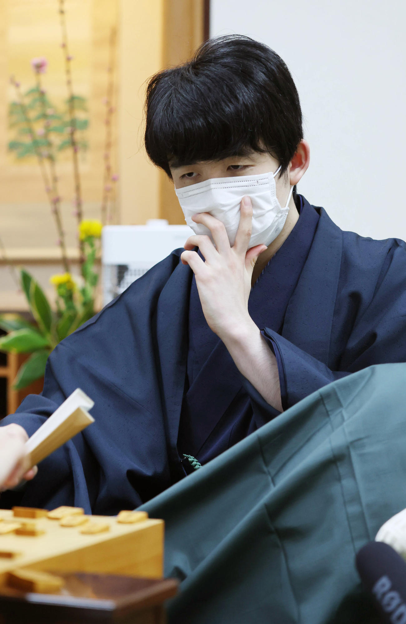 感想戦で対局を振り返る藤井聡太王将（代表撮影）