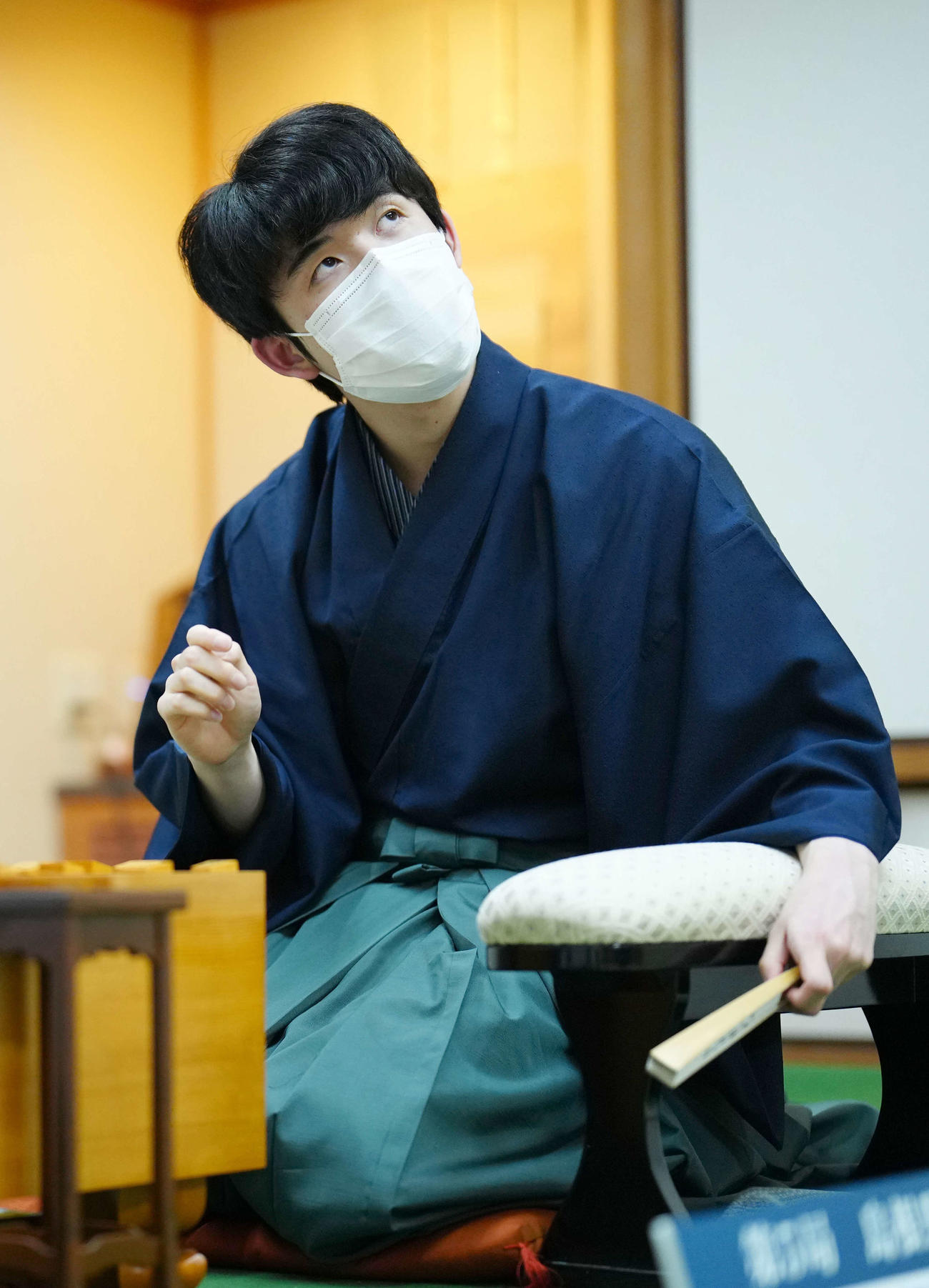 羽生善治九段に勝利し、天井を見上げる藤井聡太王将（代表撮影）