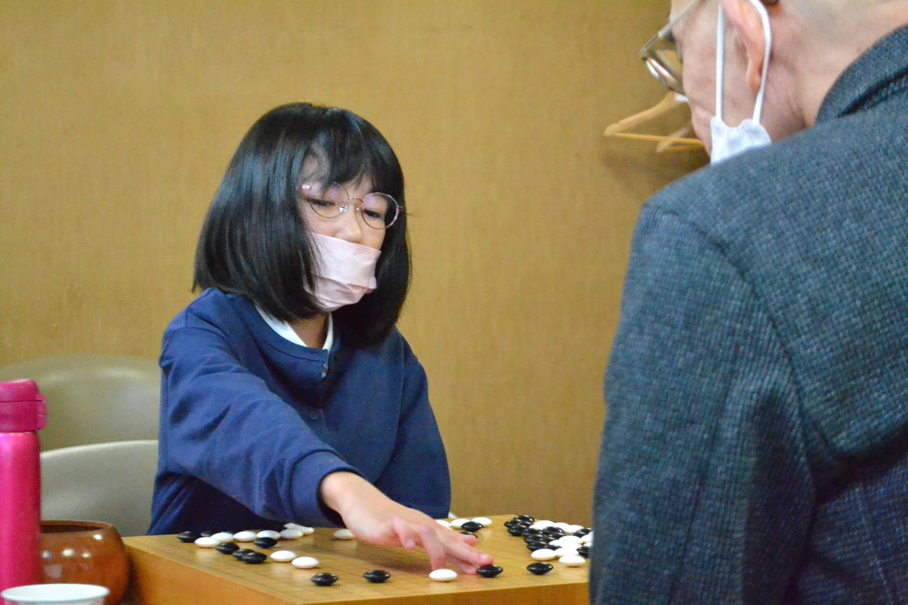 武宮正樹九段に敗れてデビュー戦は黒星に終わった柳原咲輝初段