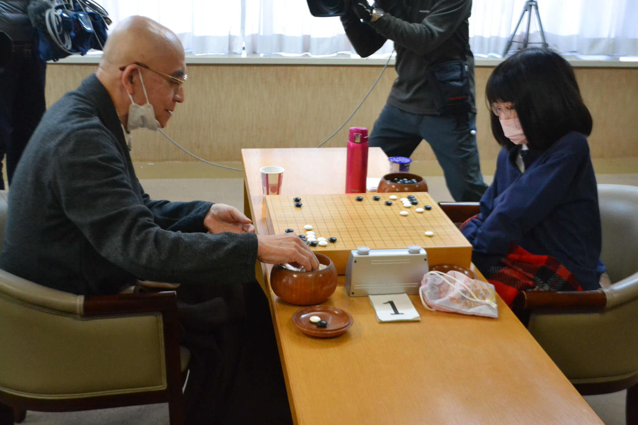 武宮正樹九段（左）に敗れてデビュー戦は黒星に終わった柳原咲輝初段（右）