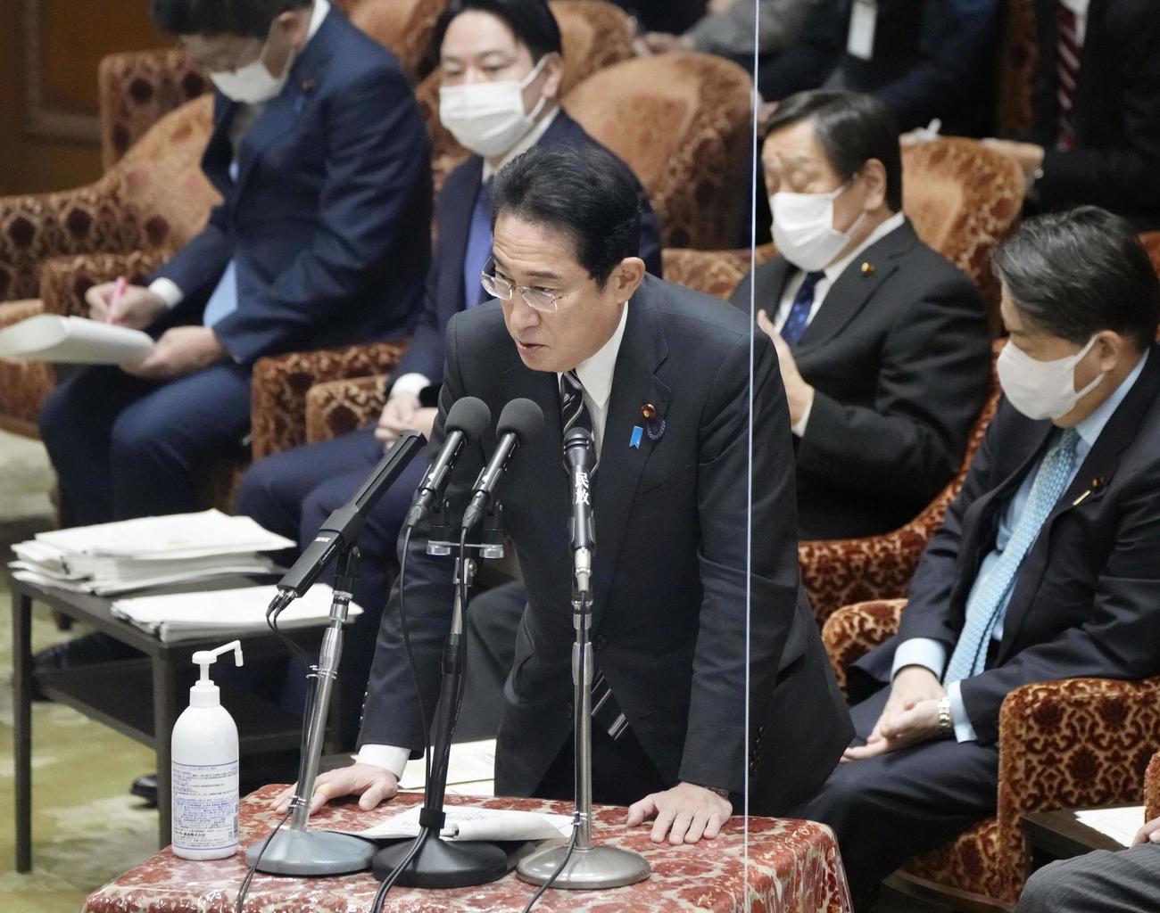 衆院予算委で答弁する岸田首相（共同）