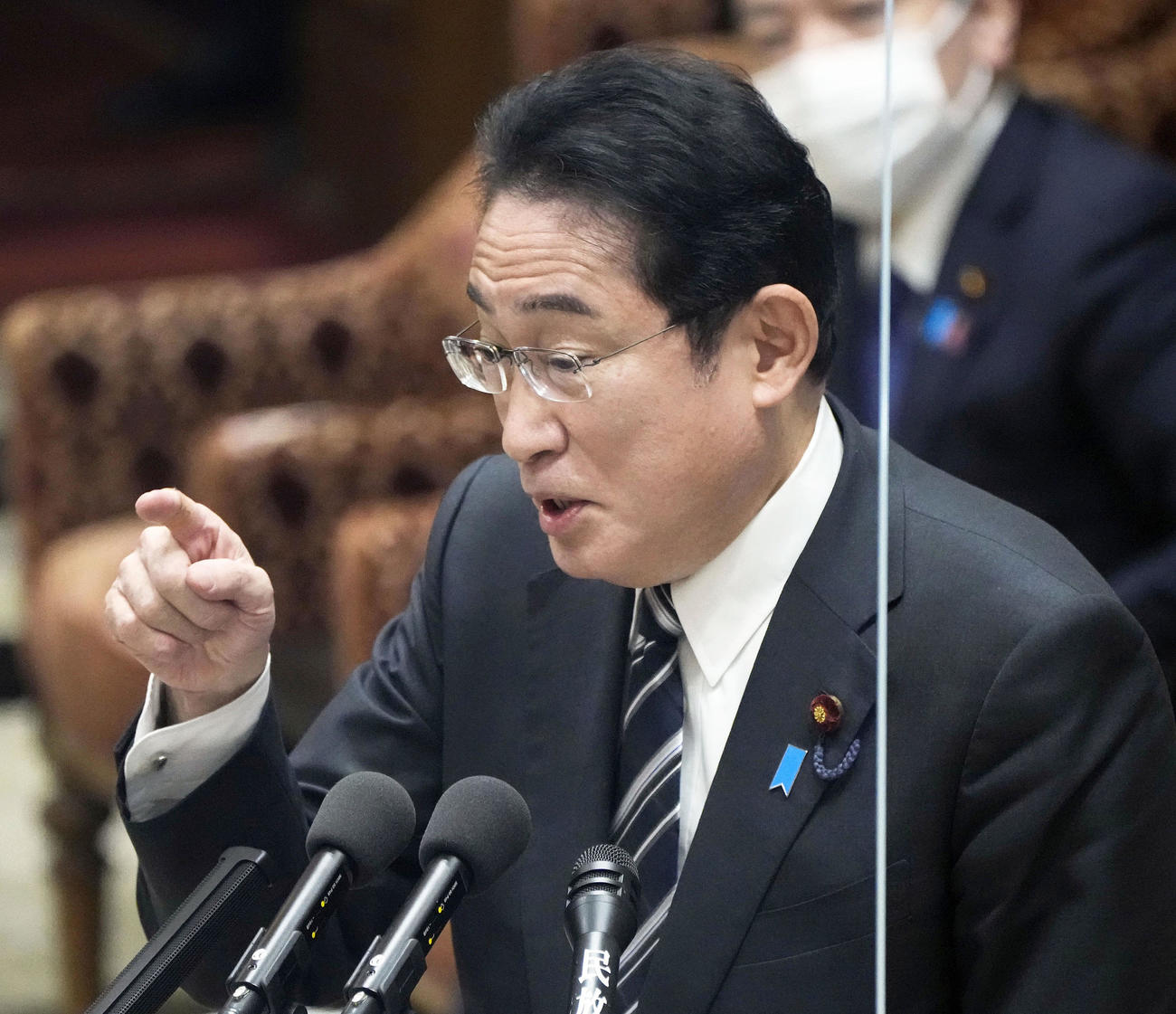 衆院予算委で答弁する岸田首相（共同）