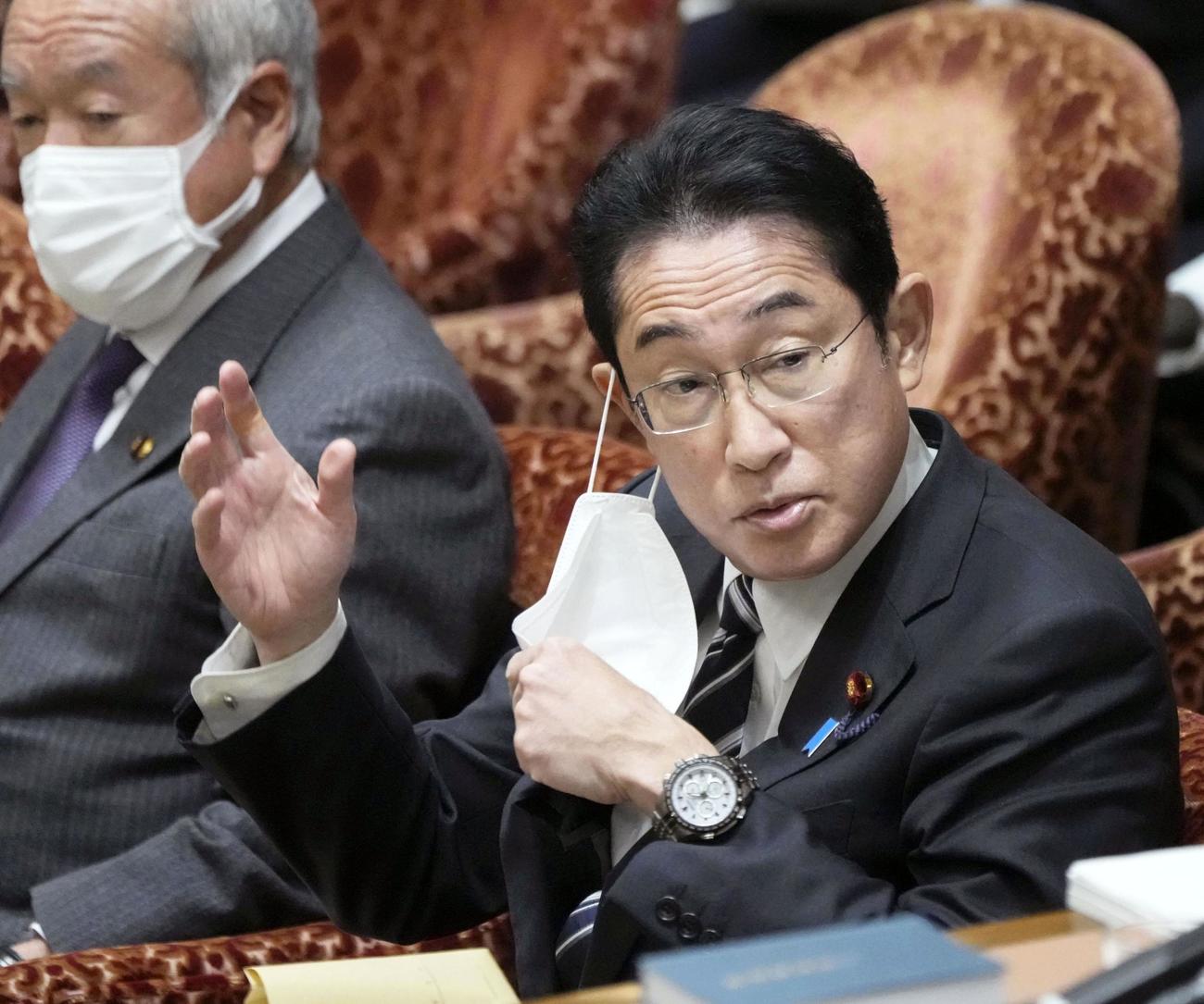 衆院予算委で答弁のため挙手する岸田首相（共同）