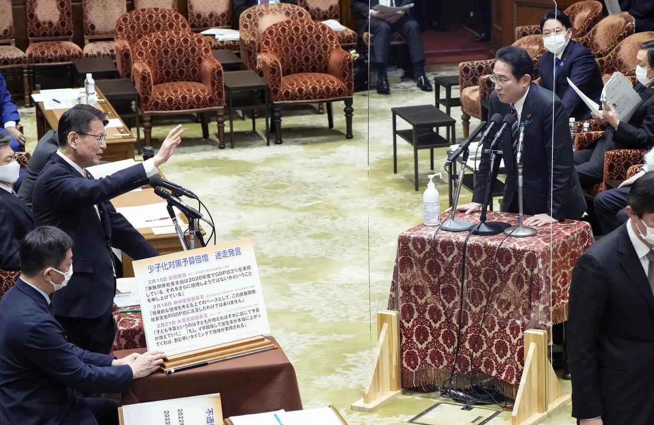 衆院予算委で立憲民主党の長妻昭氏（左手前から2人目）の質問に答弁する岸田首相（右）（共同）