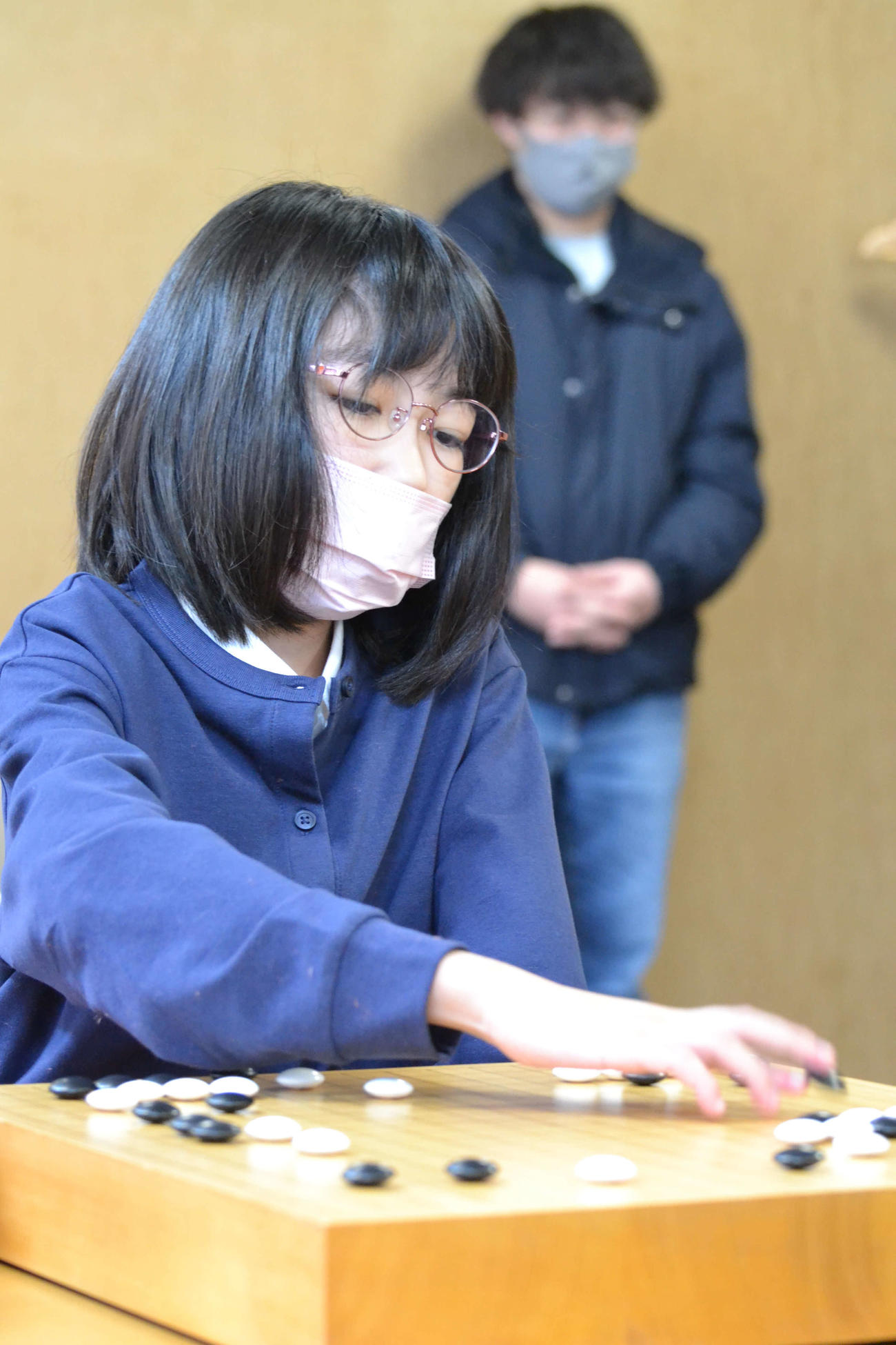 武宮正樹九段に敗れてデビュー戦は黒星に終わった柳原咲輝初段