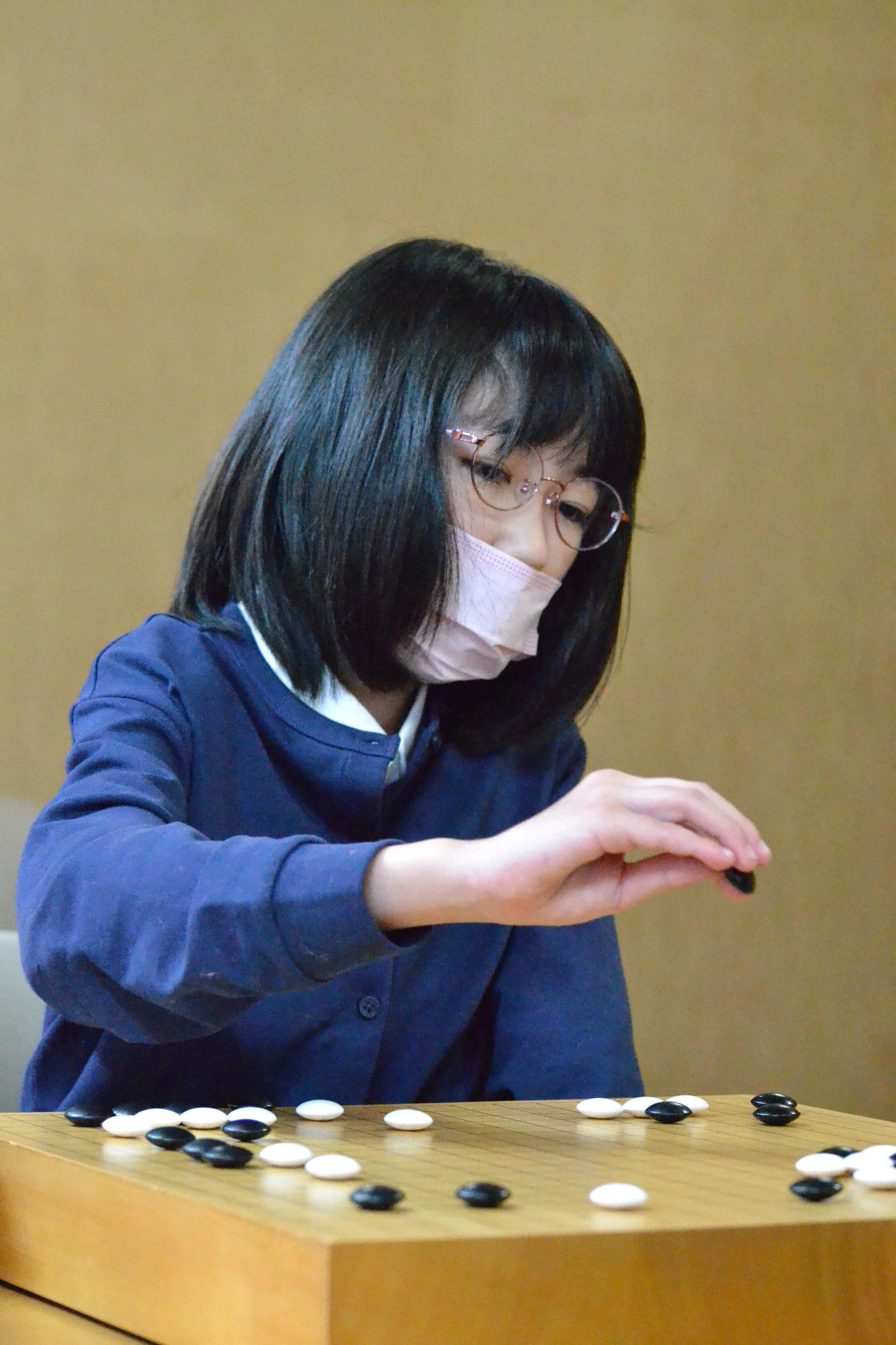 武宮正樹九段に敗れてデビュー戦は黒星に終わった柳原咲輝初段