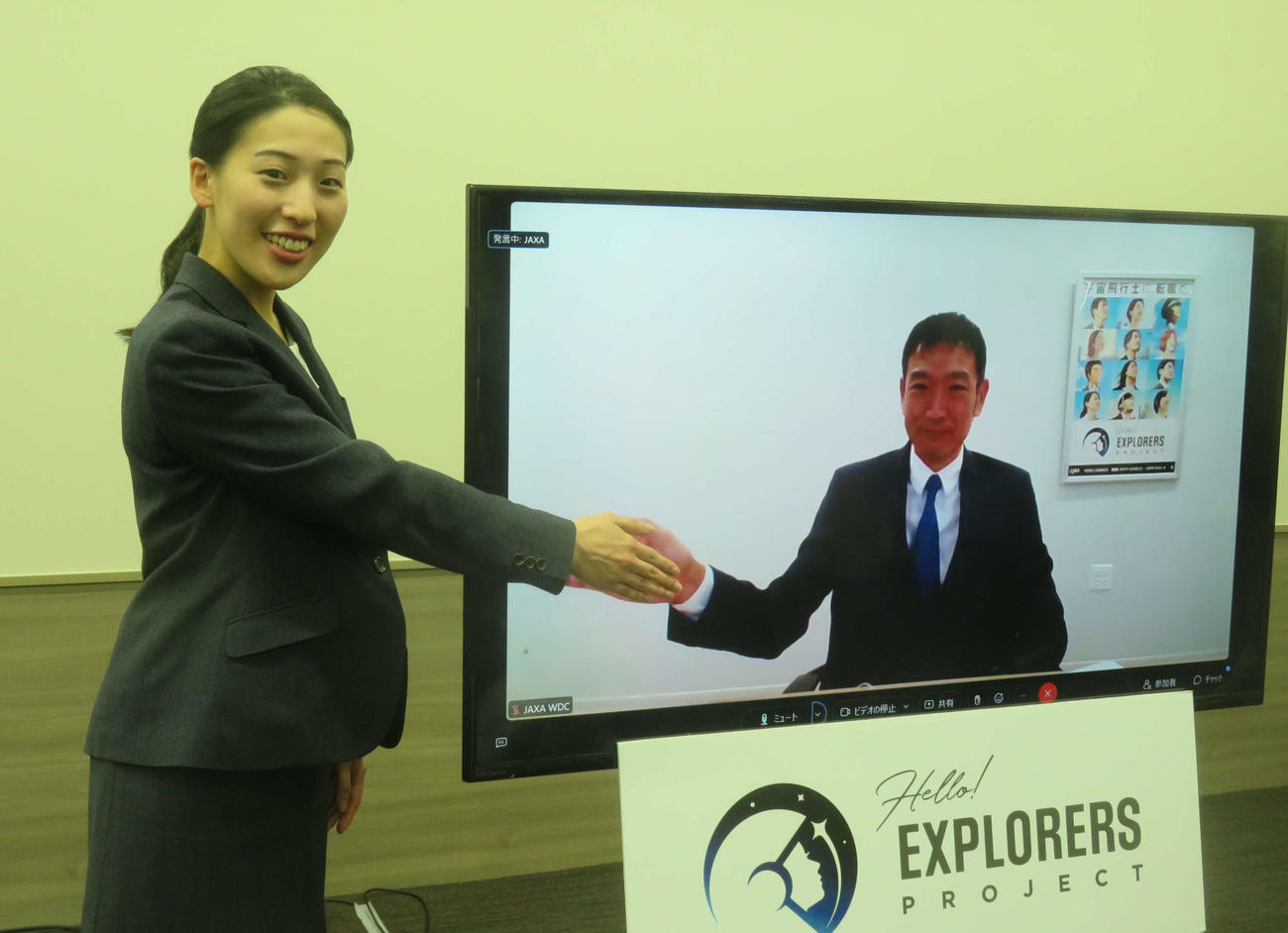 JAXAの宇宙飛行士候補となった米田あゆさんは、オンラインで会見した諏訪理さんとモニターにタッチして握手を交わした（撮影・大上悟）