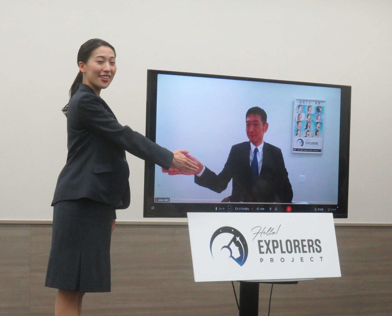 JAXAの宇宙飛行士候補となった米田あゆさんは、オンラインで会見した諏訪理かさんとモニターにタッチして握手を交わした（撮影・大上悟）