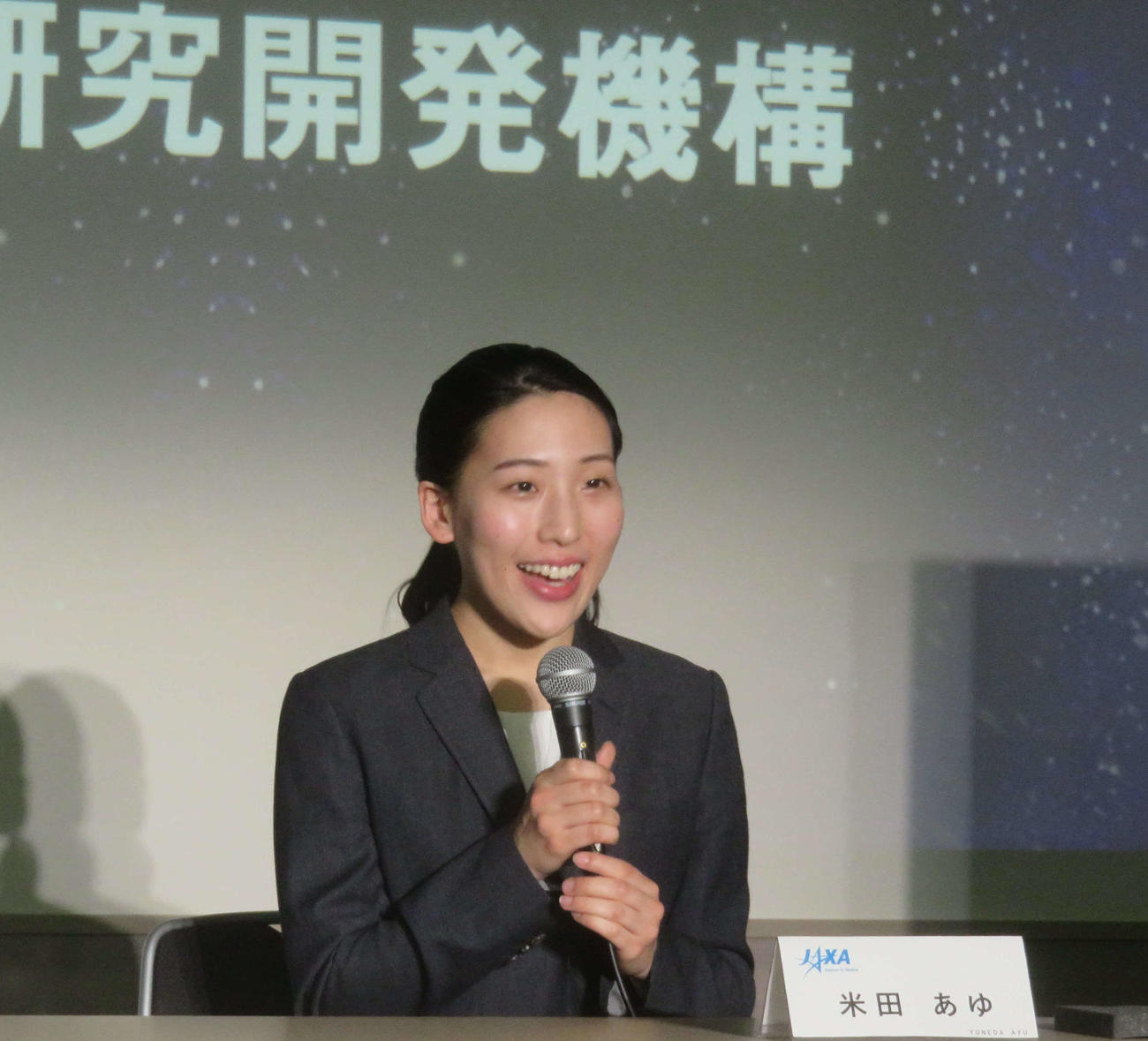 JAXA女性3人目で最年少の宇宙飛行士候補となった外科医の米田あゆさんが笑顔で会見に臨んだ（撮影・大上悟）