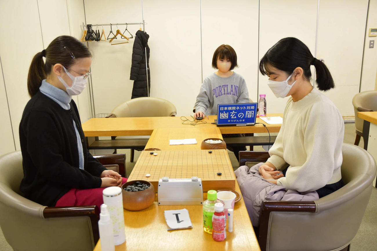 牛栄子扇興杯（左）を下してアジア大会の日本女子代表に内定した上野梨紗二段（右）