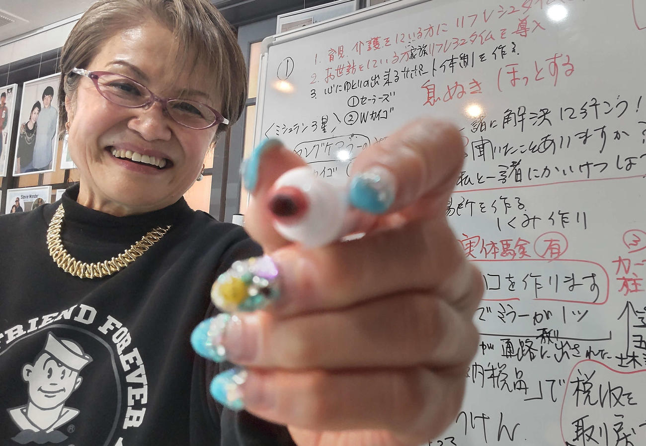会社のホワイトボードは4つの政策でぎっしり。赤いマーカーを手にした三浦静加さんは「訴えたい具体策はいっぱいあるんです」と意気込んだ（撮影・寺沢卓）