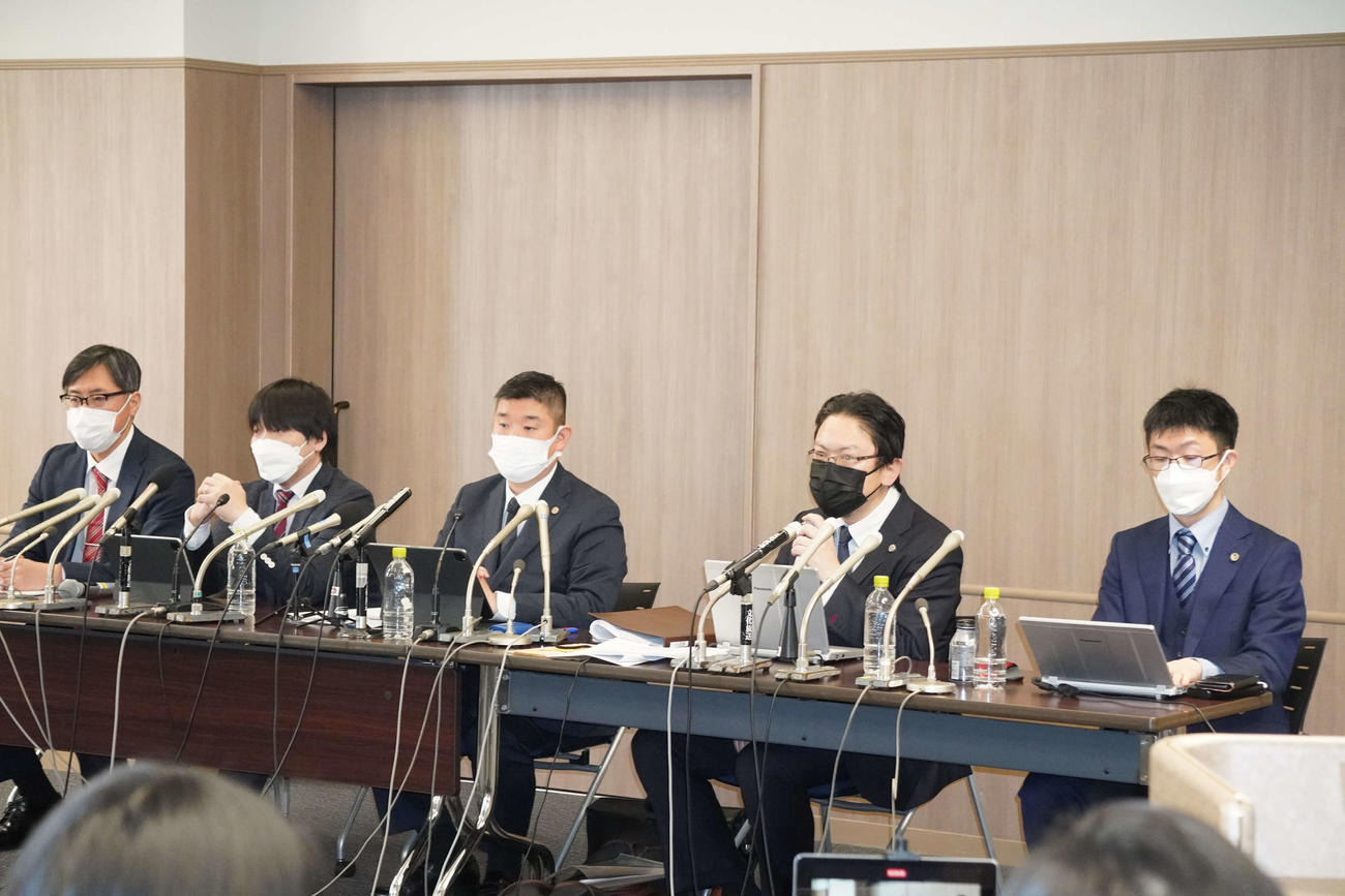 会見を行ったエホバの証人問題支援弁護団。右から伏見宗弘氏、田中広太郎氏、田畑淳氏、安井飛鳥氏、依田文良氏（撮影・沢田直人）