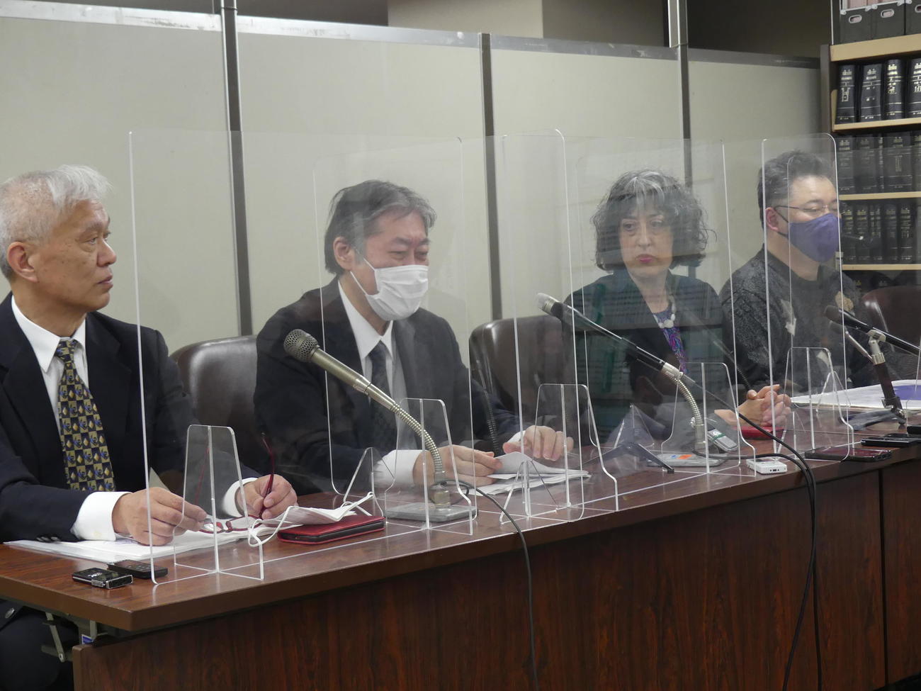 神宮外苑再開発計画をめぐり、東京都に認可の取り消しを求めて提訴した後、会見する原告ら（撮影・中山知子）